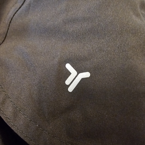 Black Old Navy Women's Mid-Rise StretchTech Run Shorts - Picture 8 of 9